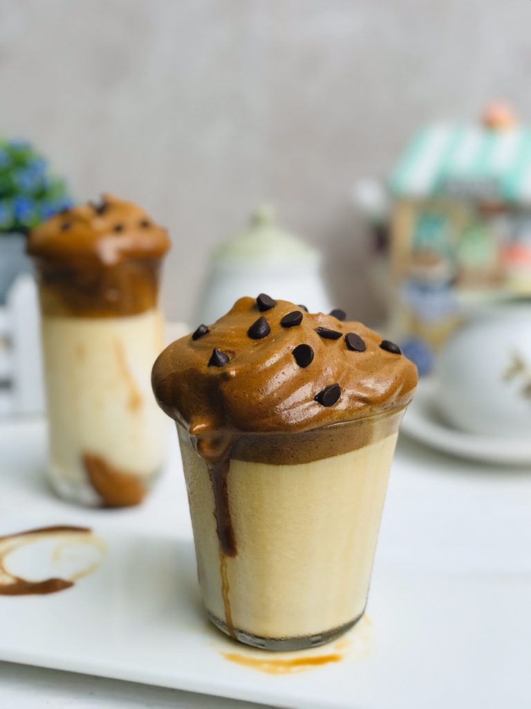 Chocolate Chips Dalgona Latté
