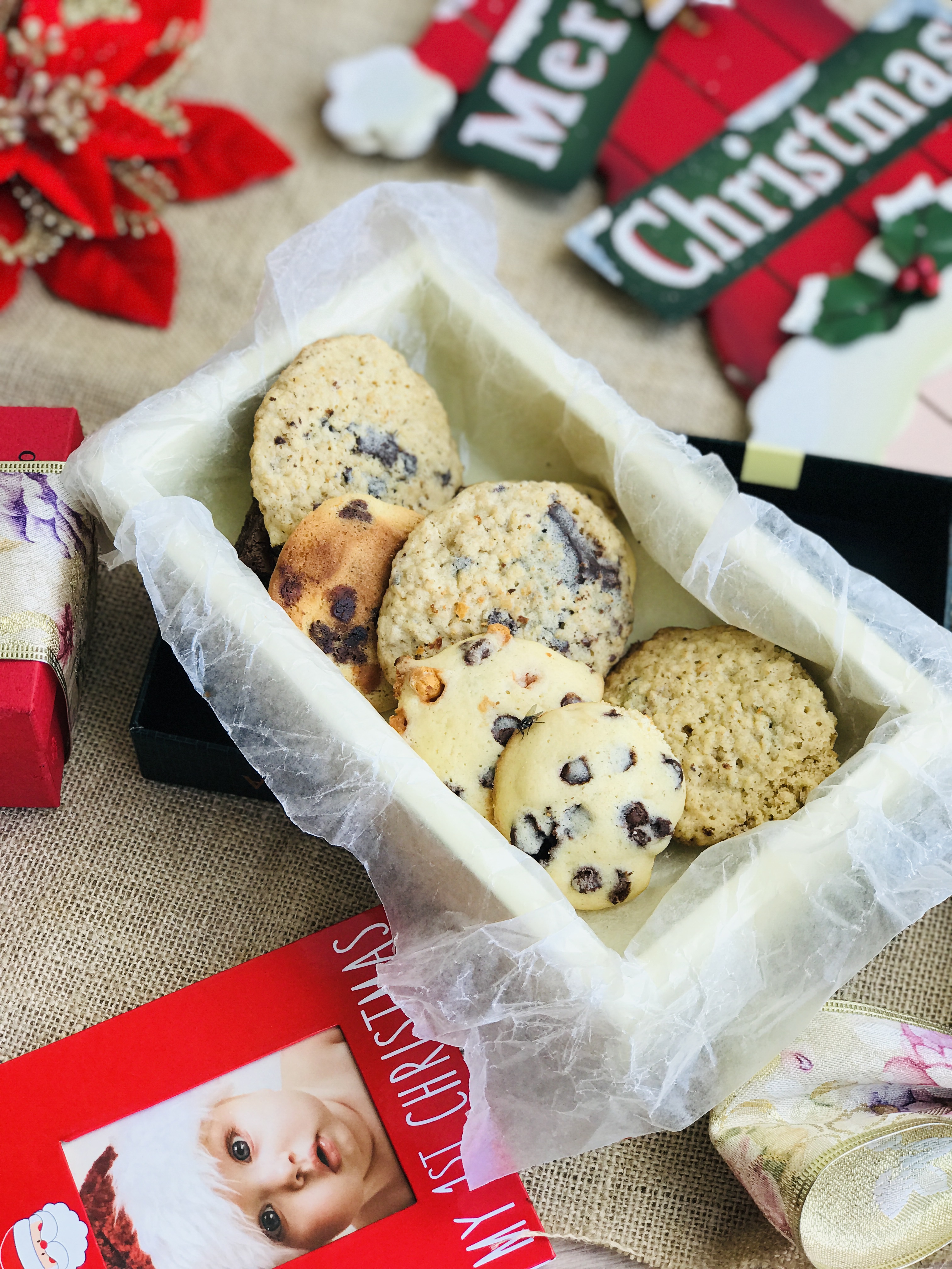 Oatmeal and Chocolate Chip Cookies (cookies in a box)